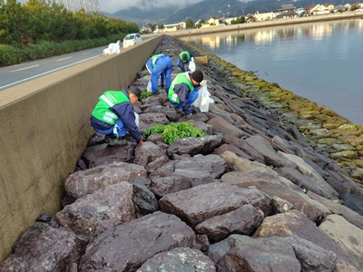 久山港護岸の清掃2.JPG